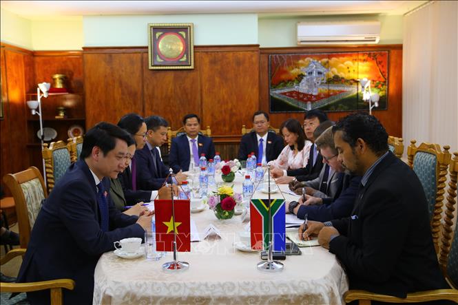 Đoàn công tác của Ủy ban Đối ngoại Quốc hội làm việc với Thứ trưởng Bộ Hợp tác và Quan hệ quốc tế Alvin Botes tại trụ sở Đại sứ quán Việt Nam tại thủ đô hành chính Pretoria. (Ảnh: Hồng Minh - PV TTXVN tại Nam Phi