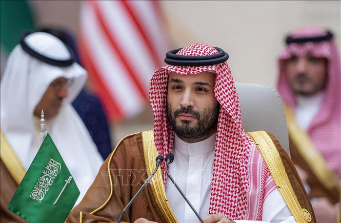 Trong ảnh: Thái tử Saudi Arabia Mohammed bin Salman (phía trước) tại một hội nghị ở thành phố Jeddah, ngày 16/7/2022. Ảnh: AFP/TTXVN