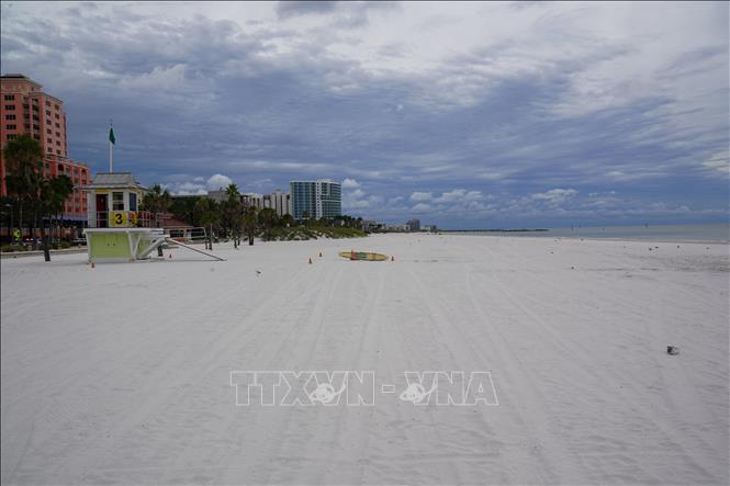 Trong ảnh: Quang cảnh một bãi biển ở bang Florida (Mỹ) trước khi bão Ian đổ bộ ngày 27/9/2022. Ảnh: AFP/TTXVN