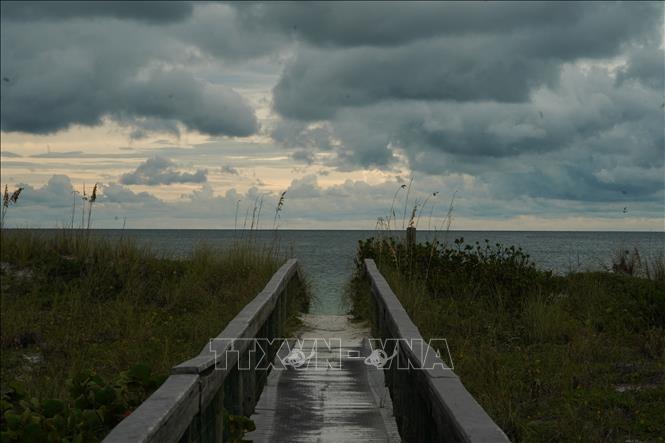 Trong ảnh: Mây đen trên bầu trời thành phố St. Petersburg, bang Florida (Mỹ) trước khi bão Ian đổ bộ ngày 27/9/2022. Ảnh: AFP/TTXVN