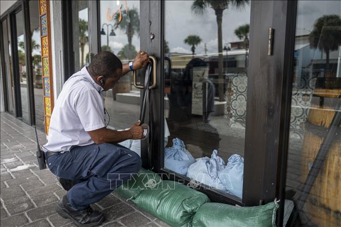 Trong ảnh: Người dân gia cố nhà cửa nhằm ứng phó với bão Ian tại Clearwater, bang Florida (Mỹ) ngày 27/9/2022. Ảnh: AFP/TTXVN