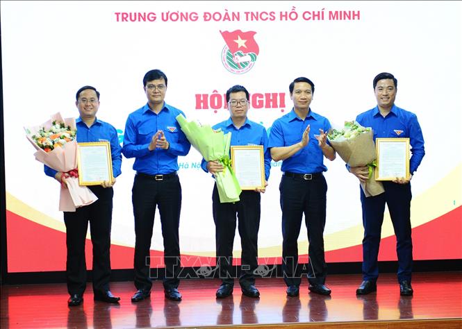 Trong ảnh: Bí thư thứ nhất Trung ương Đoàn Bùi Quang Huy, Bí thư Thường trực Trung ương Đoàn Nguyễn Ngọc Lương trao quyết định cho các tân Trưởng ban của Trung ương Đaonf. Ảnh: Minh Đức - TTXVN