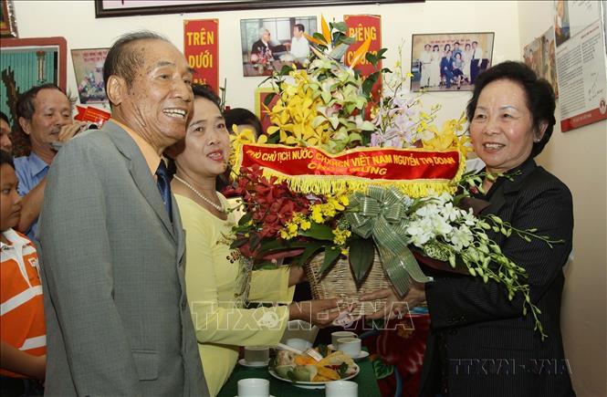 Phó Chủ tịch nước Nguyễn Thị Doan thăm và tặng hoa chúc mừng thầy giáo Nguyễn Ngọc Ký nhân dịp kỷ niệm 31 năm ngày Nhà giáo Việt Nam (TP Hồ Chí Minh, 19/11/2013). Ảnh: Phương Vy-TTXVN