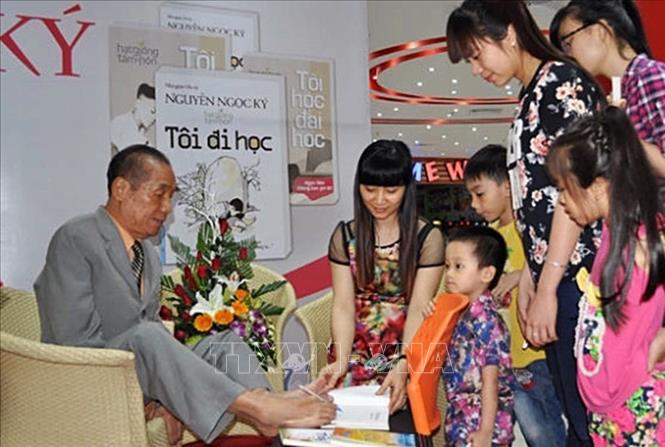 Thầy giáo Nguyễn Ngọc Ký - tấm gương sáng về nghị lực. Ảnh: Tư liệu/TTXVN phát