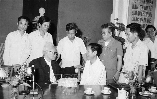 Cố vấn Ban Chấp hành Trung ương Đảng Phạm Văn Đồng nói chuyện thân mật với thầy giáo Nguyễn Ngọc Ký trong lần về thăm tỉnh Hà Nam Ninh từ ngày 20 – 23/4/1989. Ảnh - Kim Hùng - TTXVN