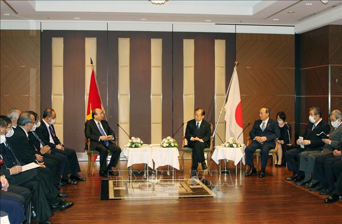 President Nguyen Xuan Phuc receives President of the Japan-Vietnam Friendship Parliamentary Alliance and former Secretary General of the LDP Nikai Toshihiro, former Japanese PM Suga Yoshihide and Japanese parliamentarians. VNA Photo