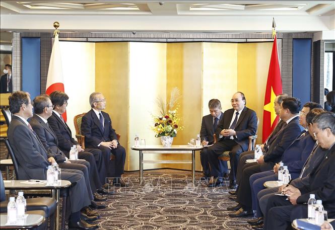President Nguyen Xuan Phuc receives former Japanese Ambassadors to Vietnam. VNA Photo