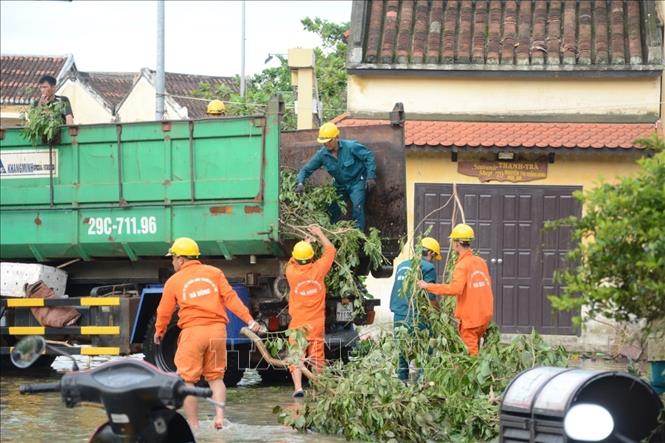 Công nhân môi trường dọn vệ sinh tại phố cổ. Ảnh: Văn Dũng - TTXVN