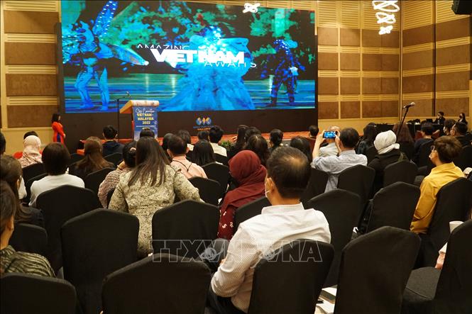 Các đại biểu tham dự hội thảo chăm chú xem những thước phim về văn hóa và du lịch Việt Nam. Ảnh Hằng Linh - PV TTXVN tại Malaysia