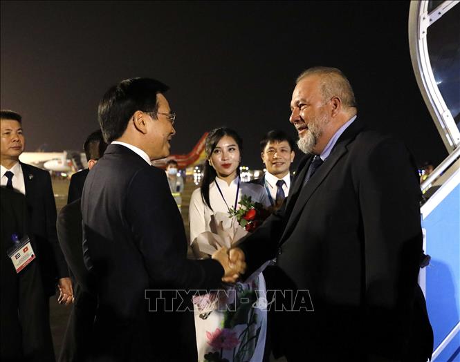 Cuban Prime Minister Manuel Marrero Cruz arrives at Noi Bai international airport in Hanoi on September 28. VNA Photo: An Đăng