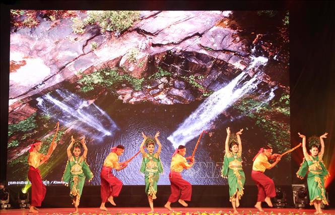 An art performance at the opening ceremony.  VNA Photo: Thu Hương 