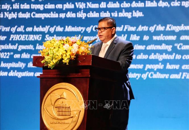 Minister of State at the Cambodian Ministry of Culture and Fine Arts Long Ponnasirivath speaks at the opening ceremony.  VNA Photo: Thu Hương 