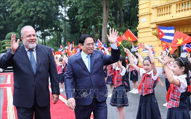 Thủ tướng Phạm Minh Chính và Thủ tướng nước Cộng hòa Cuba Manuel Marrero Cruz với thiếu nhi Thủ đô. Ảnh: Dương Giang-TTXVN
