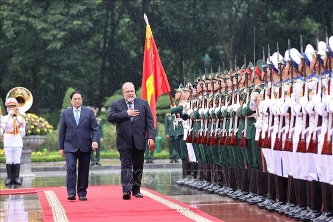 Thủ tướng Phạm Minh Chính và Thủ tướng nước Cộng hòa Cuba Manuel Marrero Cruz duyệt Đội danh dự Quân đội nhân dân Việt Nam. Ảnh: Dương Giang-TTXVN
