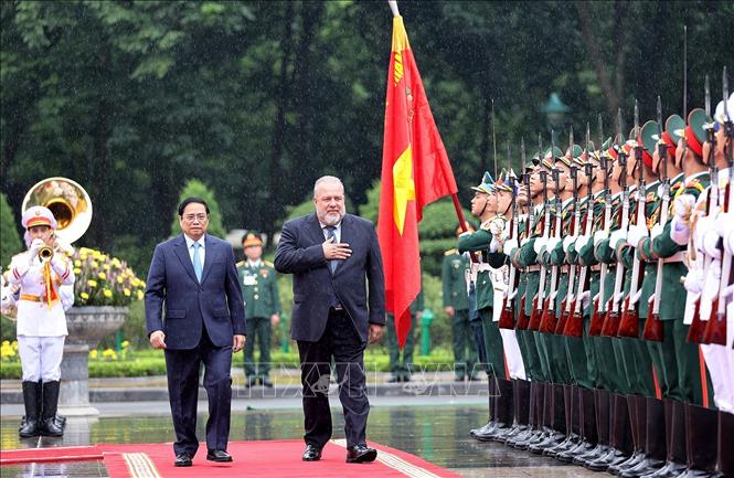 Thủ tướng Phạm Minh Chính và Thủ tướng nước Cộng hòa Cuba Manuel Marrero Cruz duyệt Đội danh dự Quân đội nhân dân Việt Nam. Ảnh: Dương Giang-TTXVN
