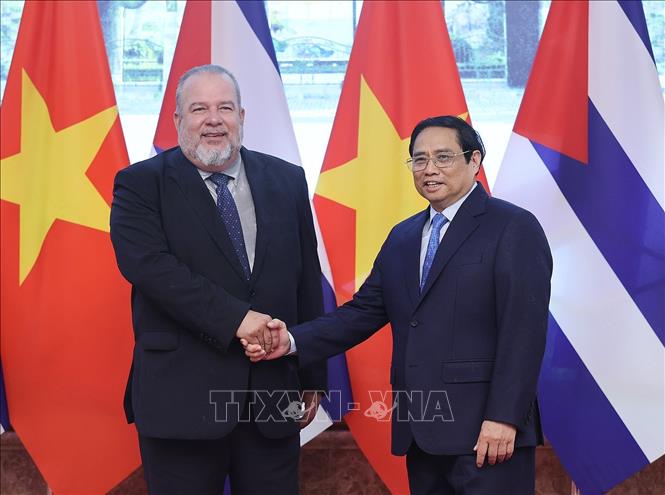 Thủ tướng Phạm Minh Chính và Thủ tướng Cuba Manuel Marrero Cruz chụp ảnh chung. Ảnh: Dương Giang-TTXVN
