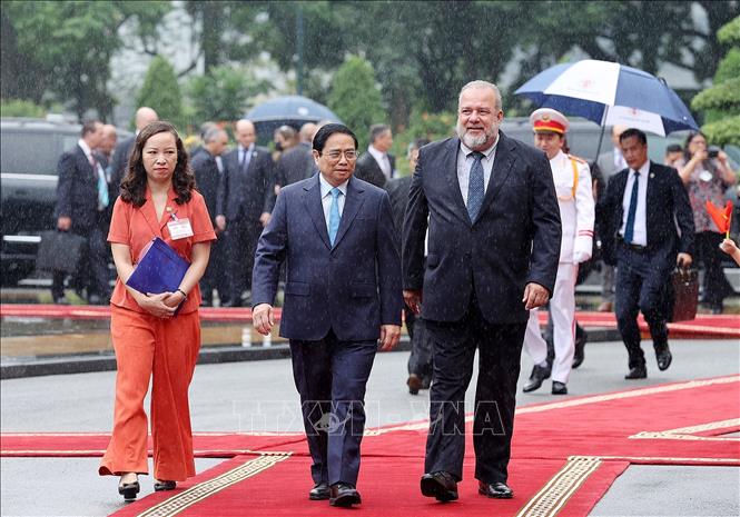 Thủ tướng Phạm Minh Chính và Thủ tướng nước Cộng hòa Cuba Manuel Marrero Cruz tại Lễ đón chính thức. Ảnh: Dương Giang-TTXVN
