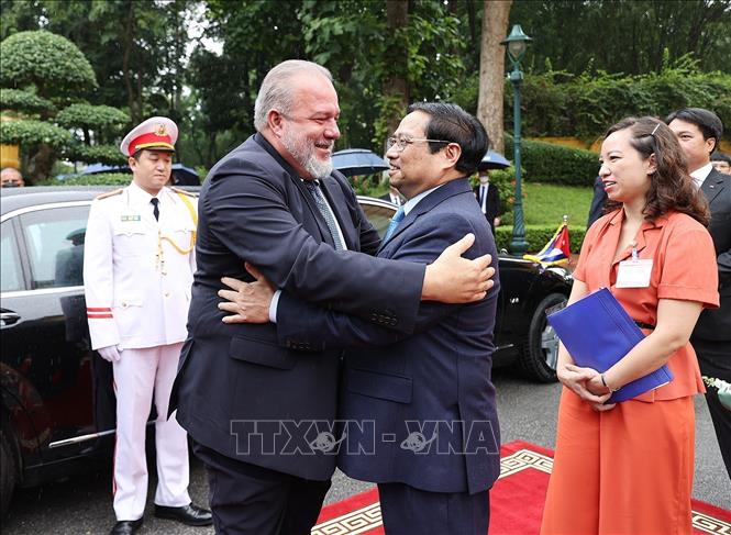 Prime Minister Pham Minh Chinh hosts a welcome ceremony for his Cuban counterpart Manuel Marrero Cruz in Hanoi on September 29. VNA Photo