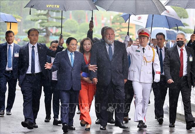 Thủ tướng Phạm Minh Chính và Thủ tướng nước Cộng hòa Cuba Manuel Marrero Cruz tại Lễ đón chính thức. Ảnh: Dương Giang-TTXVN
