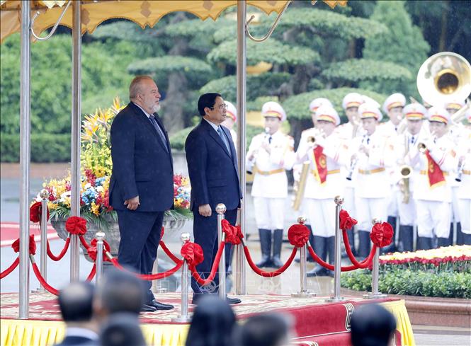Prime Minister Pham Minh Chinh hosts a welcome ceremony for his Cuban counterpart Manuel Marrero Cruz in Hanoi on September 29. VNA Photo