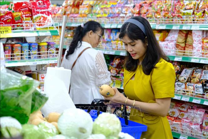 Trong ảnh: Khách hàng chọn mua thực phẩm tại Cửa hàng Satrafoods ở quận Cái Răng, TP Cần Thơ. Ảnh: Thanh Liêm - TTXVN
