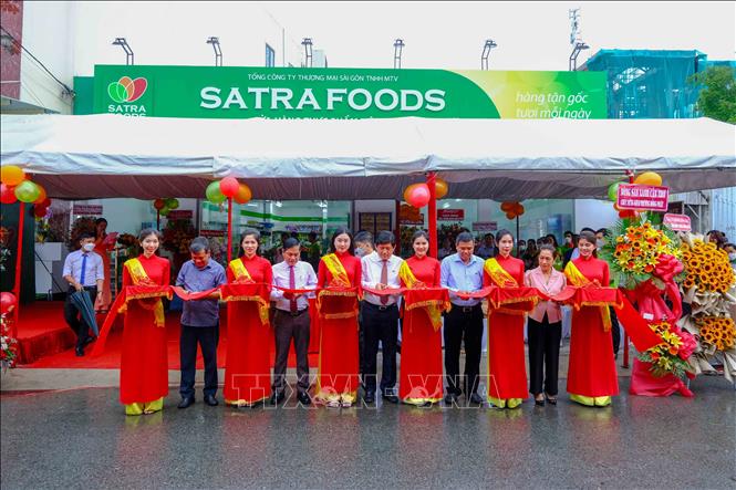 Trong ảnh: Các đại biểu cắt băng khai trương Cửa hàng Satrafoods thứ 9 tại Cần Thơ. Ảnh: Thanh Liêm - TTXVN