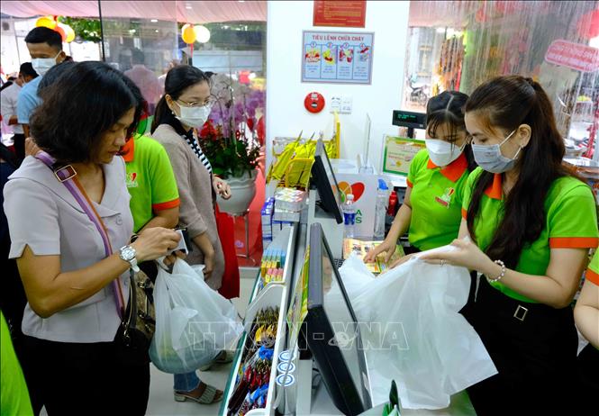 Trong ảnh: Người dân mua sắm tại Cửa hàng Satrafoods ở quận Cái Răng, TP. Cần Thơ. Ảnh: Thanh Liêm - TTXVN