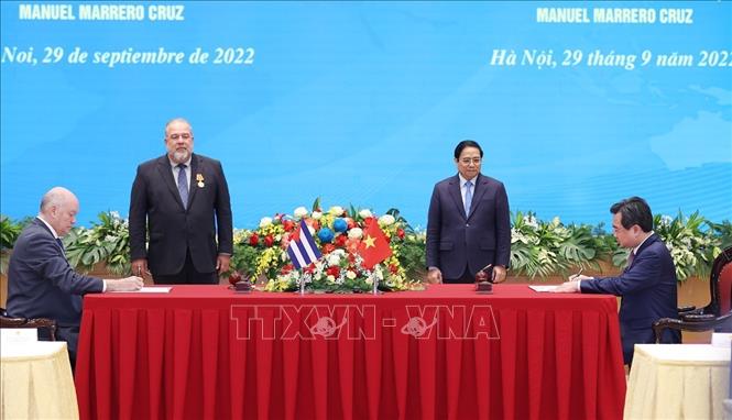 Thủ tướng Phạm Minh Chính và Thủ tướng nước Cộng hòa Cuba Manuel Marrero Cruz chứng kiến Lễ ký Kế hoạch triển khai Chương trình nghị sự kinh tế giai đoạn 2023-2025 giữa Bộ Xây dựng và Bộ Ngoại thương và Đầu tư nước ngoài Cuba. Ảnh: Dương Giang-TTXVN
