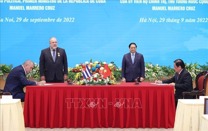 Thủ tướng Phạm Minh Chính và Thủ tướng nước Cộng hòa Cuba Manuel Marrero Cruz chứng kiến Lễ ký kết Bản ghi nhớ giữa Bộ Nông nghiệp hai nước về hợp tác nông lương. Ảnh: Dương Giang-TTXVN