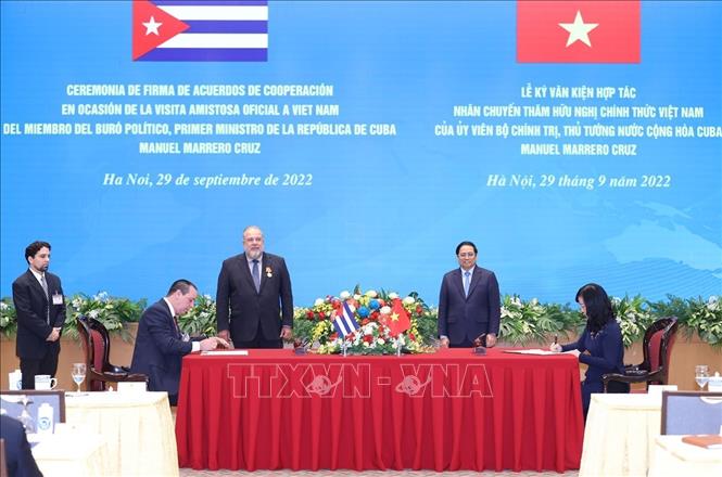 Thủ tướng Phạm Minh Chính và Thủ tướng nước Cộng hòa Cuba Manuel Marrero Cruz chứng kiến Lễ ký Kế hoạch hành động hợp tác y tế giữa Bộ Y tế hai nước. Ảnh: Dương Giang-TTXVN
