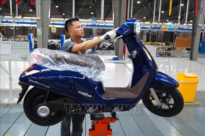 Trong ảnh: Công nhân lắp ráp lô xe Evo200 đầu tiên. Ảnh: Hoàng Ngọc - TTXVN