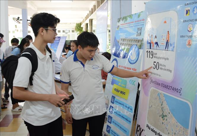 Trong ảnh: Hội Sinh viên trường Đại học Bách khoa, Đại học Đà Nẵng tư vấn sinh viên dùng ứng dụng BK’s Map tìm trọ. Ảnh: Văn Dũng - TTXVN