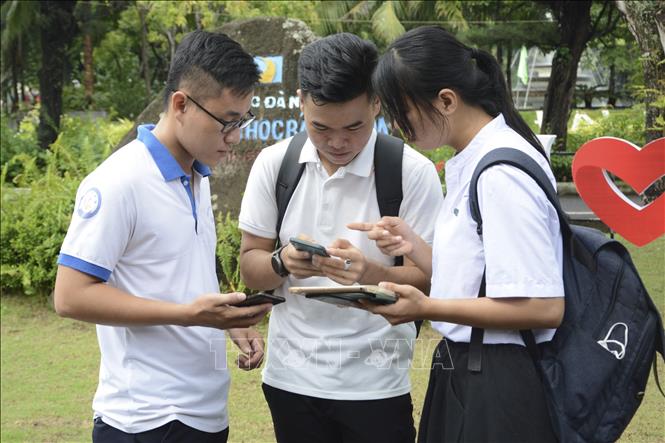 Trong ảnh: Hội Sinh viên trường Đại học Bách khoa, Đại học Đà Nẵng tư vấn sinh viên dùng ứng dụng BK’s Map tìm trọ. Ảnh: Văn Dũng - TTXVN