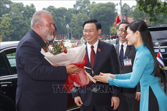 Chủ tịch Quốc hội Vương Đình Huệ đón Thủ tướng nước Cộng hòa Cuba Manuel Marrero Cruz thăm hữu nghị chính thức Việt Nam. Ảnh: TTXVN