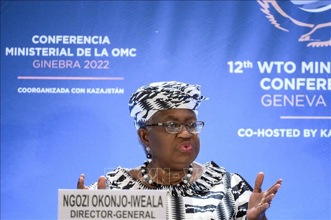 Trong ảnh: Tổng Giám đốc WTO Ngozi Okonjo-Iweala phát biểu tại cuộc họp báo ở Geneva, Thụy Sĩ ngày 12/6/2022. Ảnh: AFP/TTXVN 