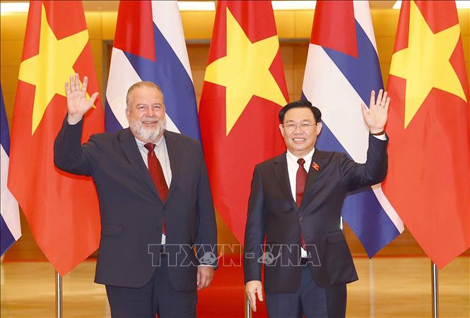 National Assembly Chairman Vuong Dinh Hue receives Cuban Prime Minister Manuel Marrero Cruz in Hanoi on September 29. VNA Photo: Doãn Tấn