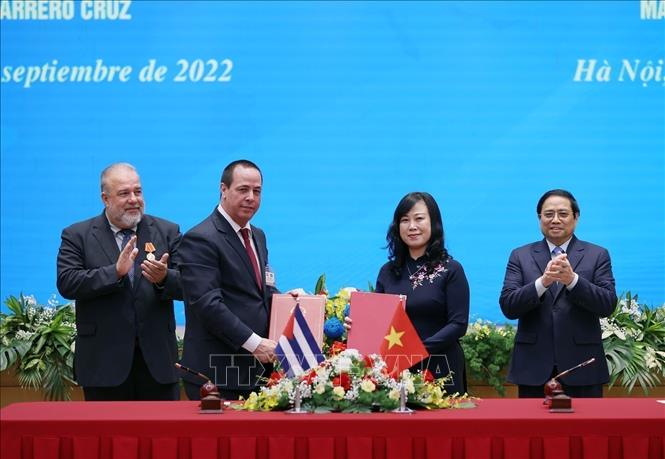 Signing a joint action plan on health care cooperation between the two countries' Health Ministries. VNA Photo: Dương Giang 