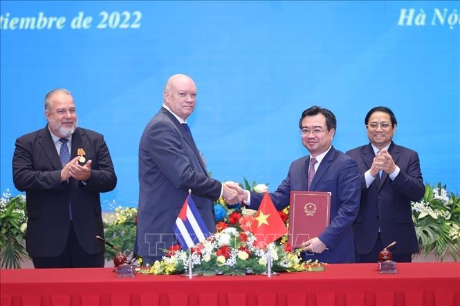 Signing a joint action plan to implement the bilateral economic agenda in the 2023-2025 period between Vietnam's Ministry of Construction and Cuba's Ministry of Foreign Trade and Foreign Investment. VNA Photo: Dương Giang 