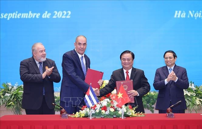 Signing a memorandum of understanding between the two countries' ministries of agriculture. VNA Photo: Dương Giang 