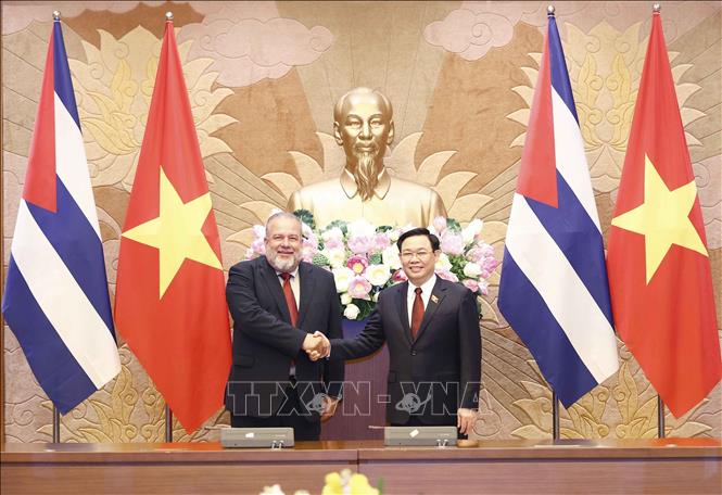 National Assembly Chairman Vuong Dinh Hue receives Cuban Prime Minister Manuel Marrero Cruz in Hanoi on September 29. VNA Photo: Doãn Tấn