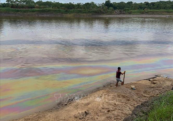 Trong ảnh: Vệt dầu loang trên sông Cuninico, một nhánh chính của sông Maranon tại Loreto, Peru ngày 16/9/2022. Ảnh: AFP/TTXVN