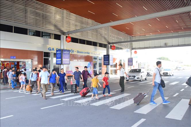 Trong ảnh: Hành khách di chuyển đến điểm đỗ để đón xe tại Cảng hàng không quốc tế Cam Ranh. Ảnh: TTXVN phát