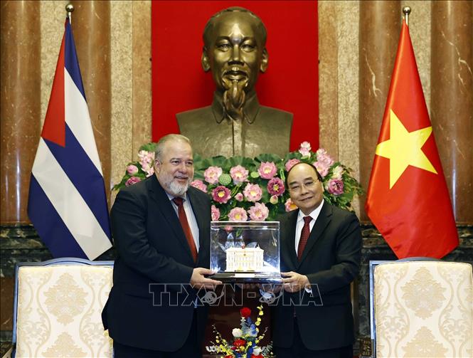 Chủ tịch nước Nguyễn Xuân Phúc tặng quà lưu niệm cho Thủ tướng Cuba Manuel Marrezo Cruz. Ảnh: Thống Nhất – TTXVN
 