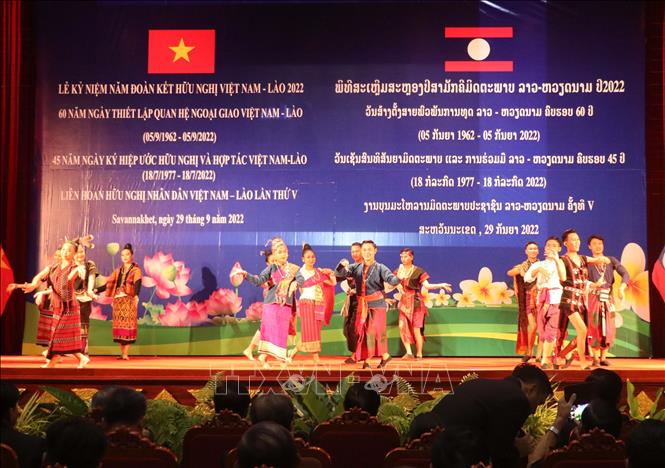Chương nghệ thuật do các nghệ sỹ Lào biểu diễn tại buổi lễ. Ảnh: Nguyên Lý-TTXVN