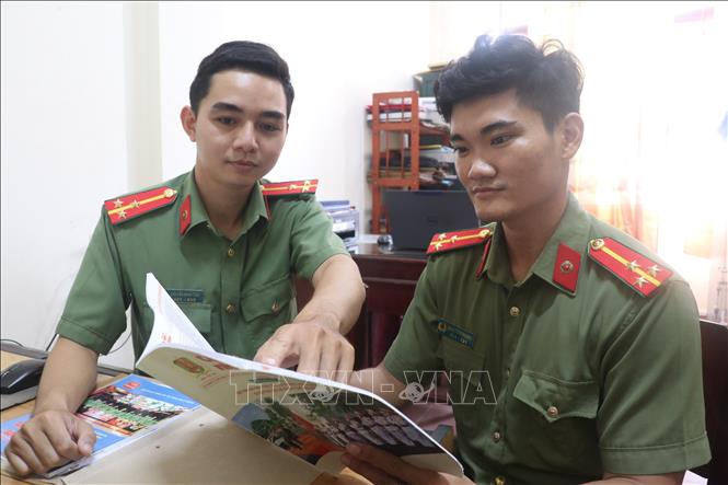 Là Đảng viên trẻ, Thượng úy Nguyễn Minh Tân – Bí thư Chi đoàn An ninh nhân dân 1, Công an tỉnh Bến Tre (bìa trái) thường xuyên trao đổi, nâng cao nhận thức lý luận chính trị cùng với các đoàn viên. Ảnh: Chương Đài - TTXVN