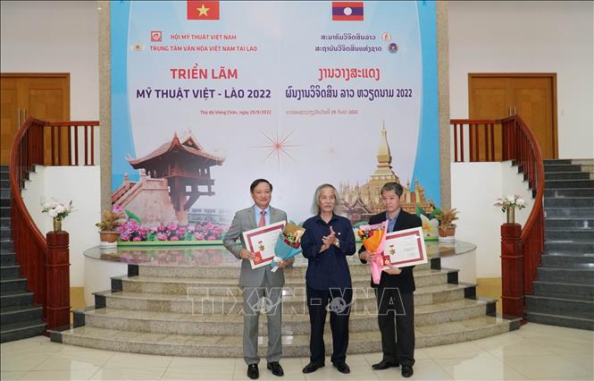 Trong ảnh: Ban tổ chức trao tặng Kỷ niệm chương “Vì sự nghiệp Mỹ thuật Việt Nam” cho các cá nhân đã đóng góp cho sự phát triển của Mỹ thuật Việt Nam. Ảnh: Phạm Kiên - PV TTXVN tại Lào