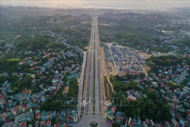 Đường Võ Nguyên Giáp rộng 58m kết nối Khu trung tâm thành phố cũ và Trung tâm hành chính mới của tỉnh. Ảnh: TTXVN
