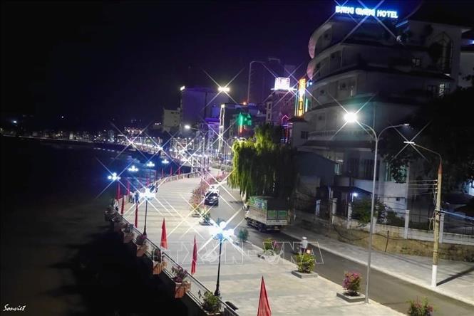 Trong ảnh: Tuyến phố bờ kè sông Bằng Giang mới được đầu tư xây dựng, trở thành điểm nhấn cho cảnh quan thành phố. Ảnh: TTXVN
