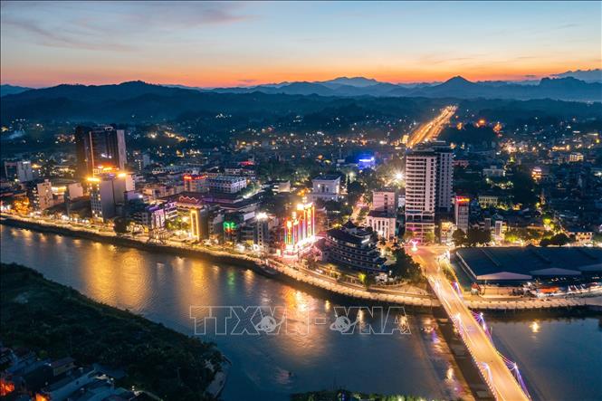 Trong ảnh: Tuyến phố bờ kè sông Bằng Giang mới được đầu tư xây dựng, trở thành điểm nhấn cho cảnh quan thành phố. Ảnh: TTXVN

