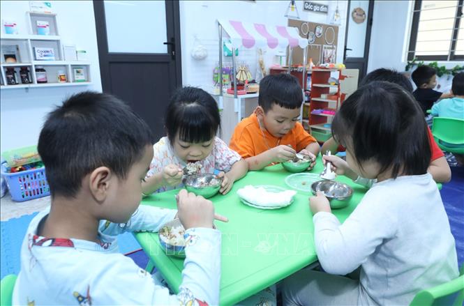 Trong ảnh: Giờ ăn trưa của học sinh trường Mầm non 8-3. Ảnh: Anh Tuấn – TTXVN